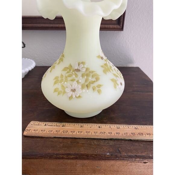 Vintage Fenton Hand Painted Daisies UV Vaseline Custard Ruffled Edge Vase SIGNED - Picture 6 of 6